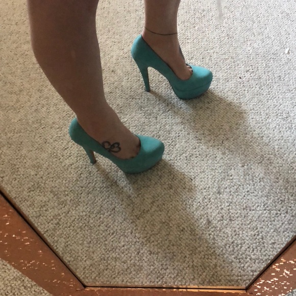Teal, closed toed, platform heels - Picture 3 of 3
